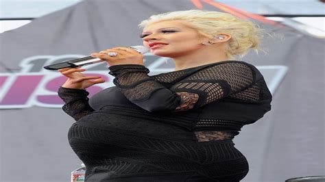 Christina Aguilera, 37, strips completely naked as。